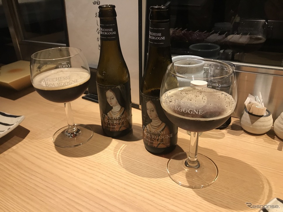 ベルギーの非常に珍しいビール。まるでワインのような甘みと酸味もあるのだが、不思議なことに焼き鳥との相性も良好だ。《撮影 中込健太郎》
