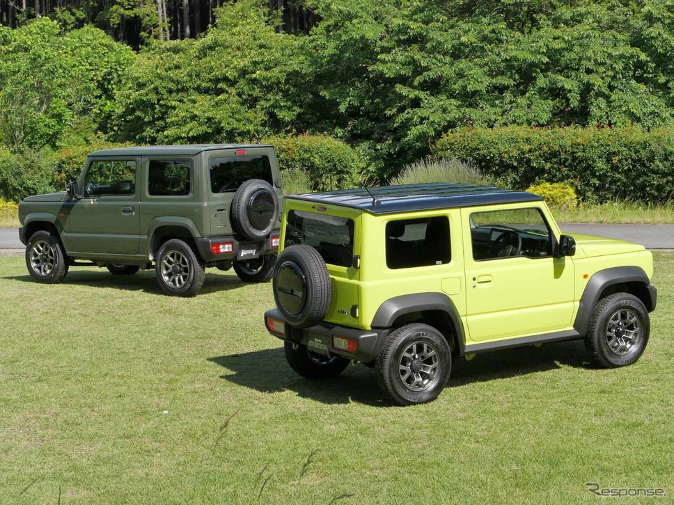 スズキ ジムニーシエラ 新型(右)とジムニー新型(左)撮影 中村孝仁