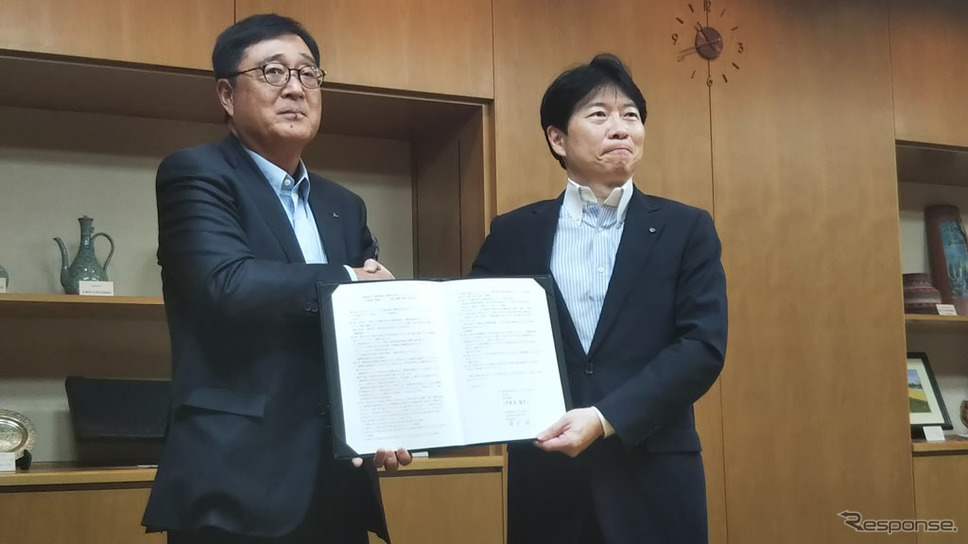 伊原木隆太岡山県知事（右）と三菱自動車の益子修CEO