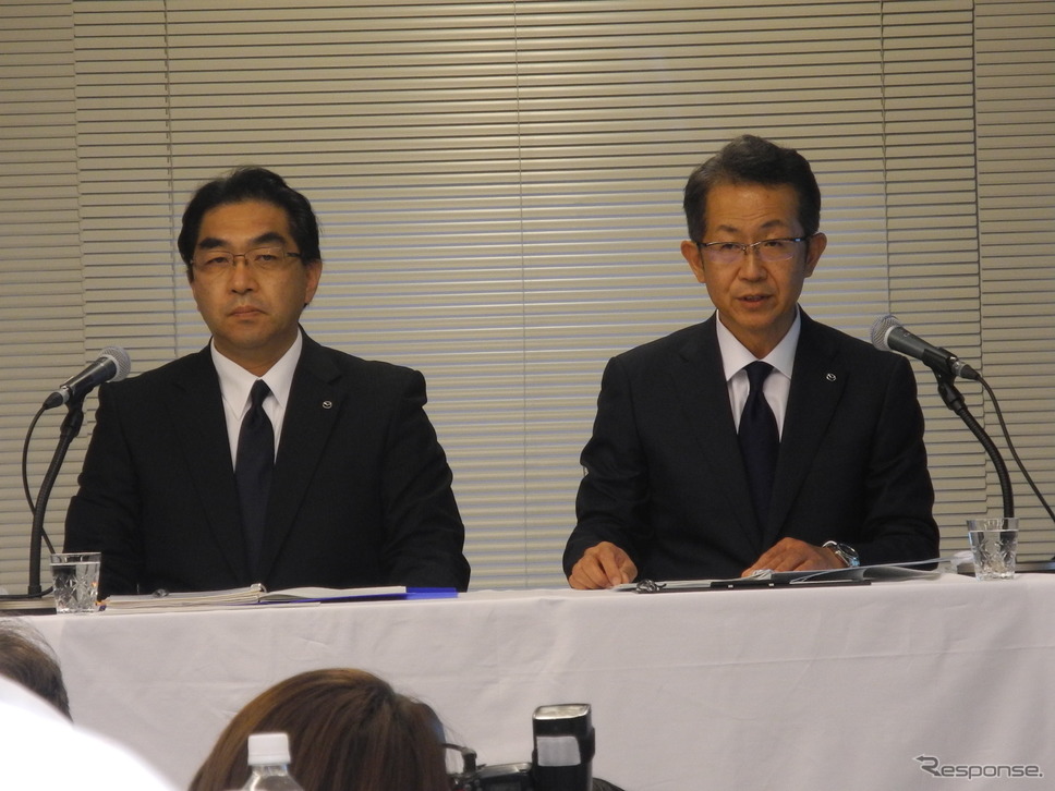(左から)マツダの向井武司常務執行役員と菖蒲田清孝取締役専務執行役員《撮影 山田清志》