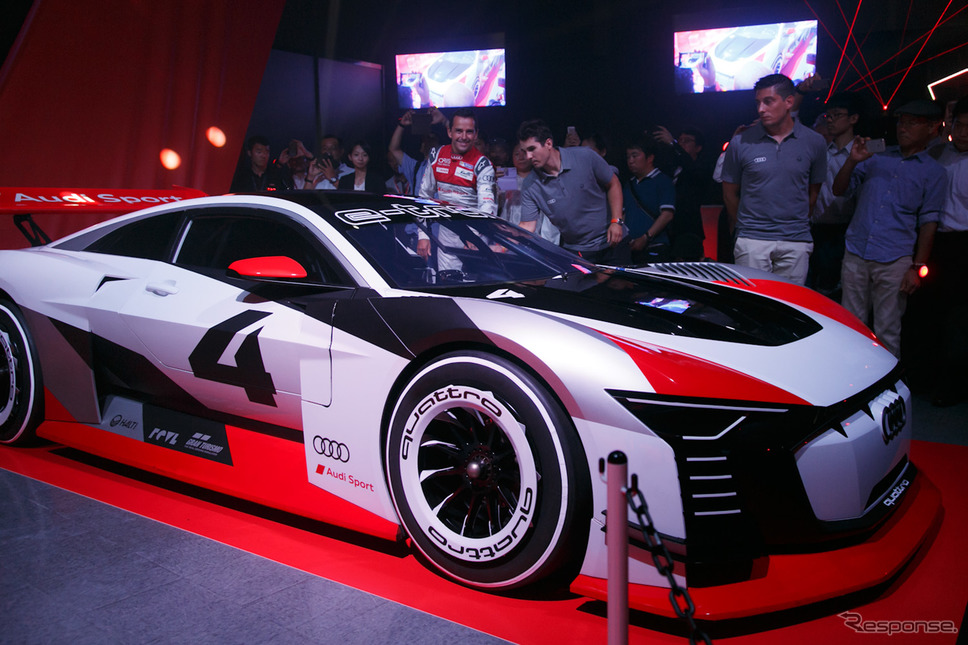 秋葉原にアウディ e-tronビジョングランツーリズモ…トレルイエと登場し、1200名のファンに披露［フォトレポート］