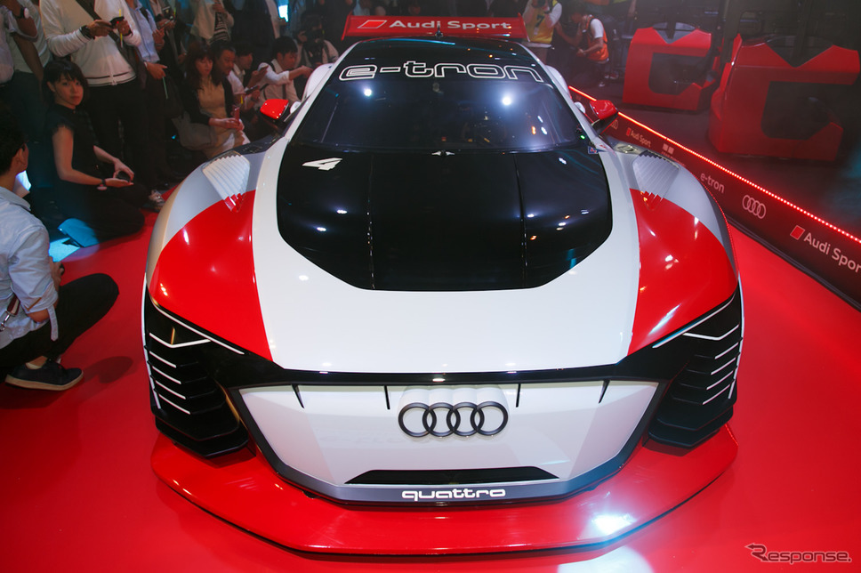 秋葉原にアウディ e-tronビジョングランツーリズモ…トレルイエと登場し、1200名のファンに披露［フォトレポート］