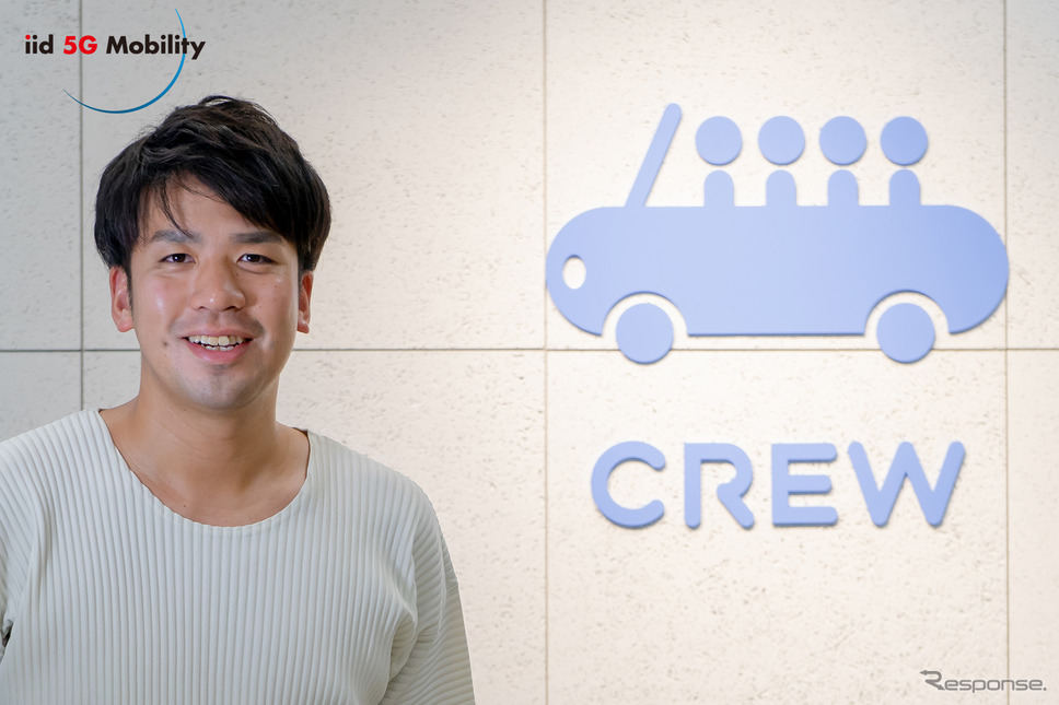 CREWのサービスロゴは、4人で乗車している人の姿を現している撮影 佐藤耕一