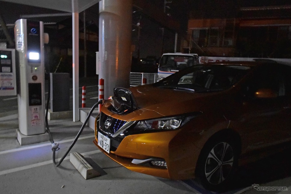 真夜中の日産ディーラーで急速充電中。《撮影 井元康一郎》