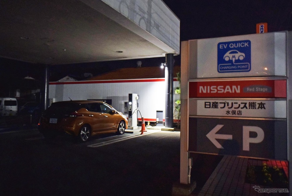 水俣の日産ディーラーで充電中。以前は真夜中でも「EV QUICK」の看板が点灯しており、その光を見るとほっとしていたものだったが、今は多くのディーラーが消灯していた。《撮影 井元康一郎》
