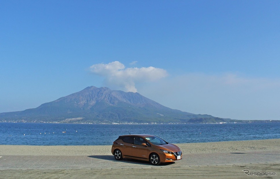 日産リーフ。桜島をバックに記念撮影。《撮影 井元康一郎》