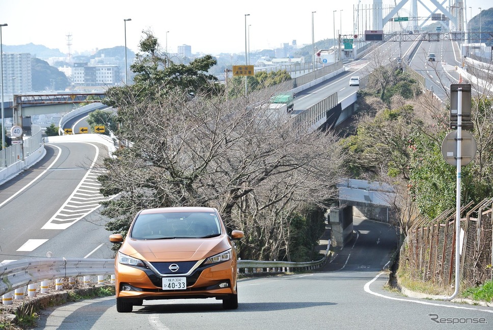 日産リーフ。福岡・めかり公園近くにて関門橋をバックに記念撮影。《撮影 井元康一郎》