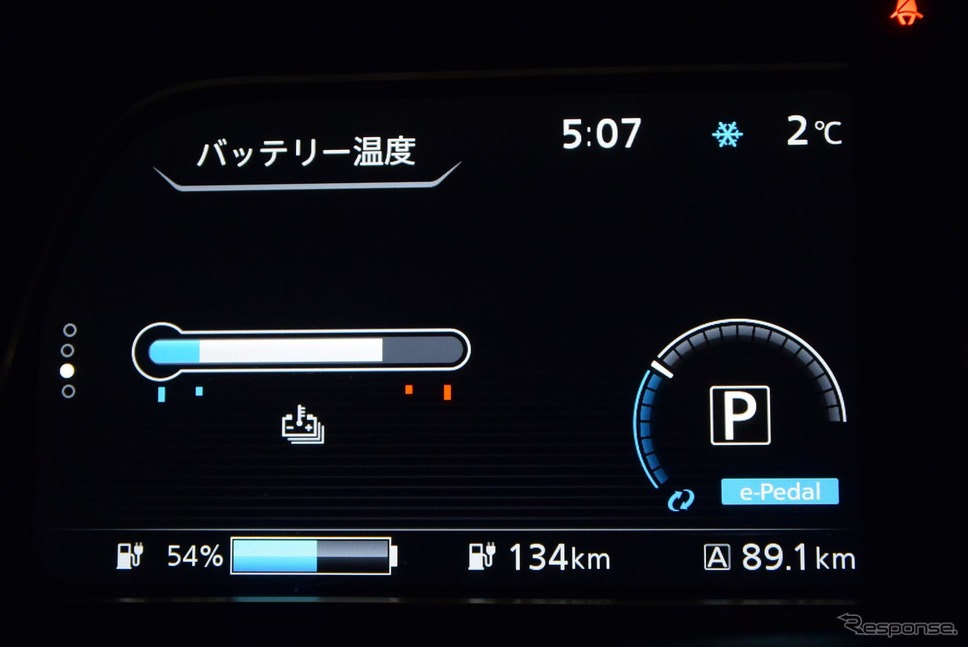 現行リーフの弱点のひとつに、バッテリーの温度が上がりやすいということがあった。写真の温度だと充電速度がかなり低下する。パッシブクーリングではなく、強制空冷システムくらいは欲しくなるところ。《撮影 井元康一郎》