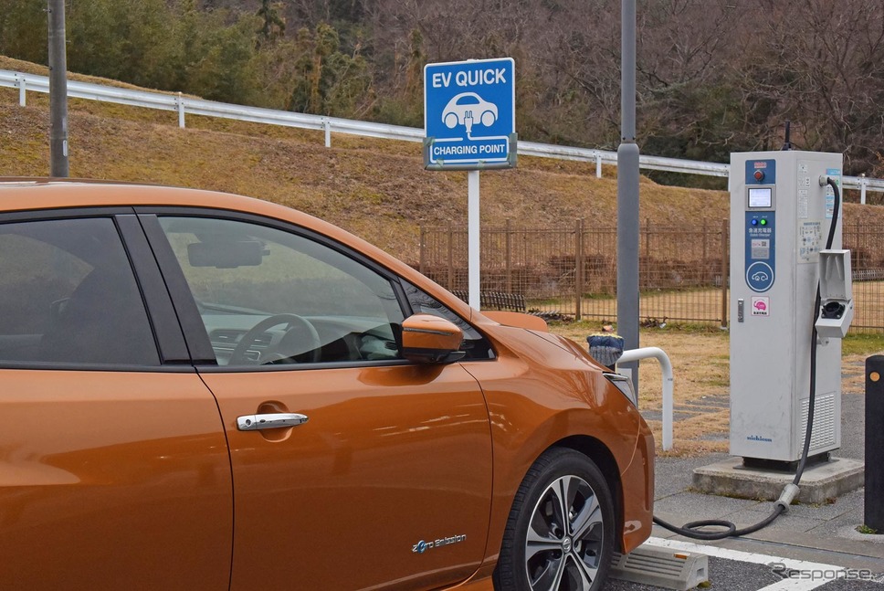 三重県の道の駅いがで急速充電中の日産リーフ。道の駅やコンビニエンスストアの急速充電器は出力が低いものが多く、30分で充電される電力量は少なめ。《撮影 井元康一郎》