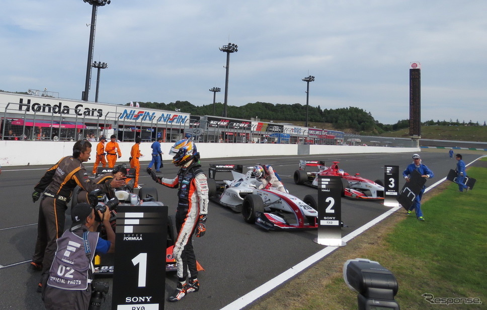 レース後のパルクフェルメ、決勝上位3車。《撮影 遠藤俊幸》