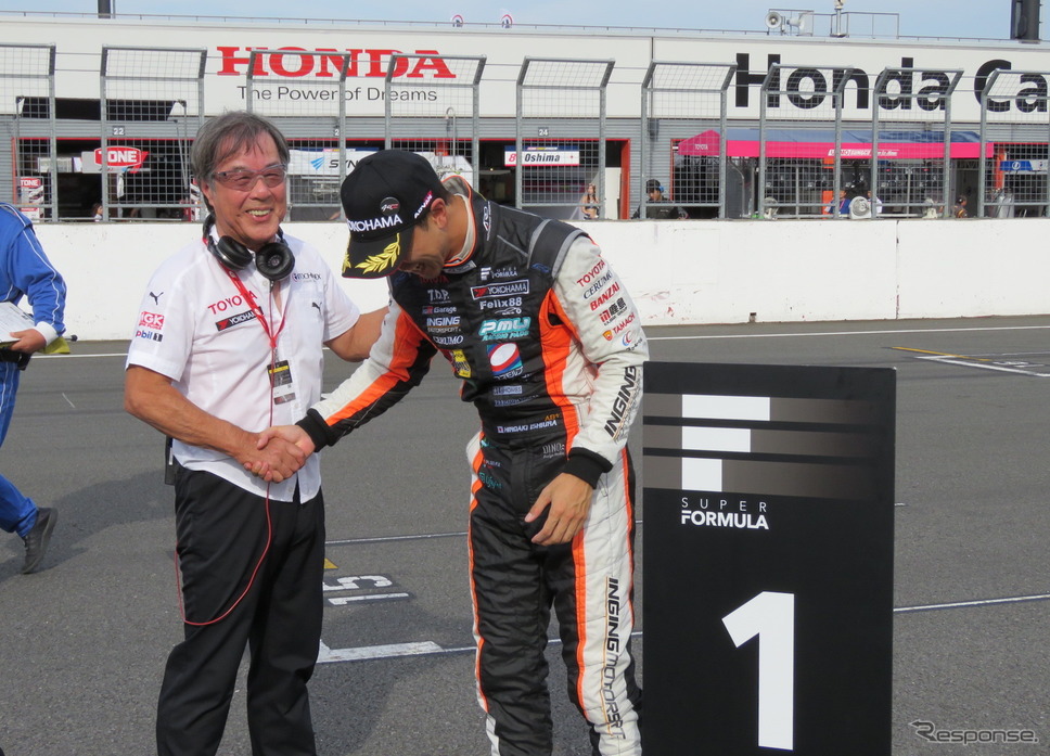 #20 平川が2位だったIMPULの星野一義監督が、優勝の#1 石浦を祝福。《撮影 遠藤俊幸》