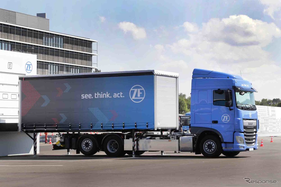 正確なドック付けのあと車高を下げて荷台を切り離すイノベーション・トラック2018《画像 ZF》