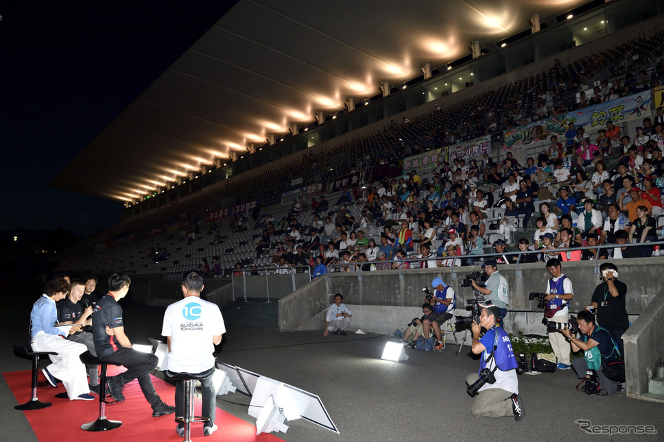 前夜祭ドライバートークショー《撮影 雪岡直樹》