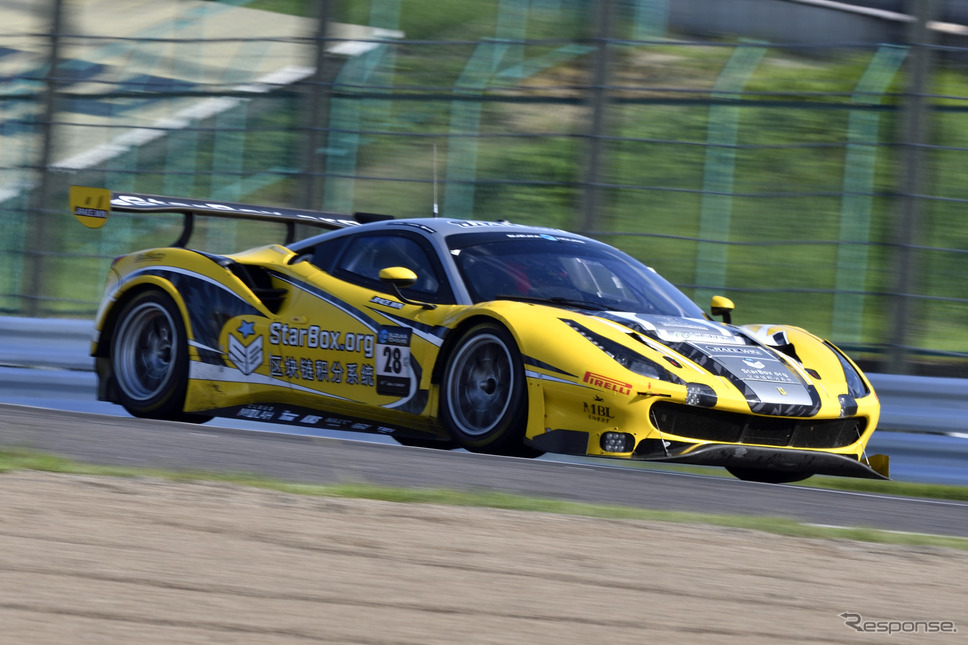 ポールポジションの28号車HubAuto Corsaの『フェラーリ488 GT3』《撮影 雪岡直樹》