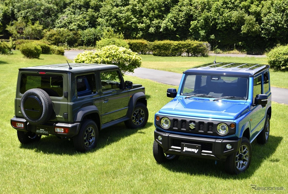 スズキ ジムニー 新型(右)とジムニーシエラ 新型(左)。《撮影 雪岡直樹》