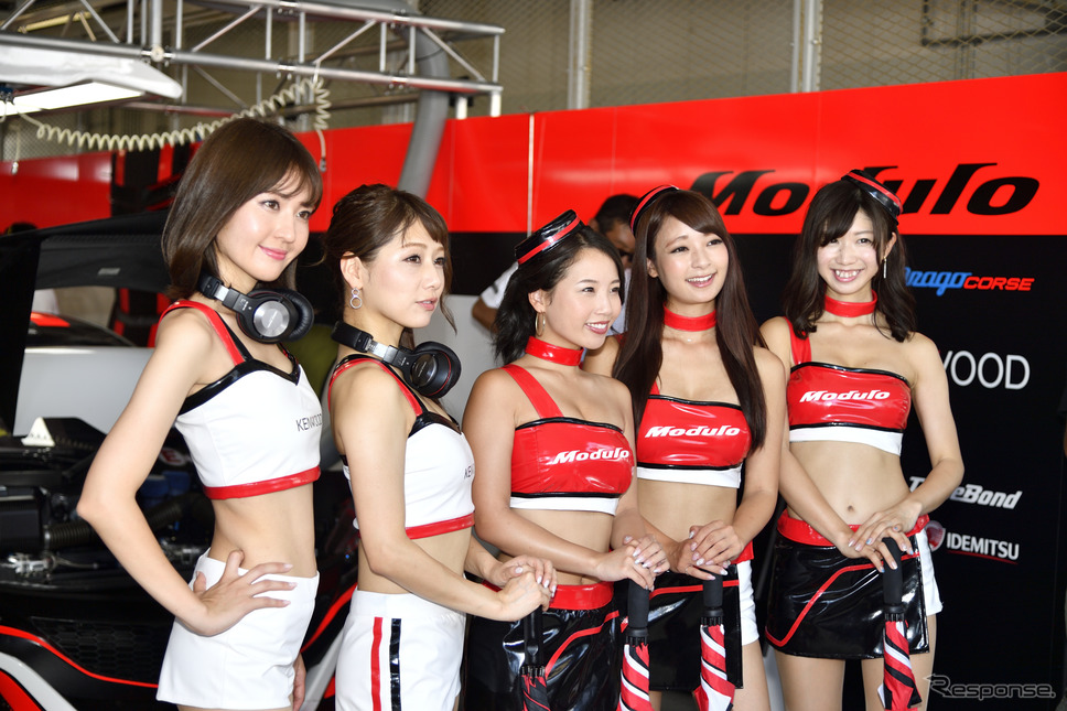 鈴鹿10時間耐久レースのレースクイーン《撮影 雪岡直樹》