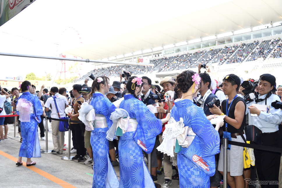 鈴鹿10時間耐久レースのレースクイーン《撮影 雪岡直樹》