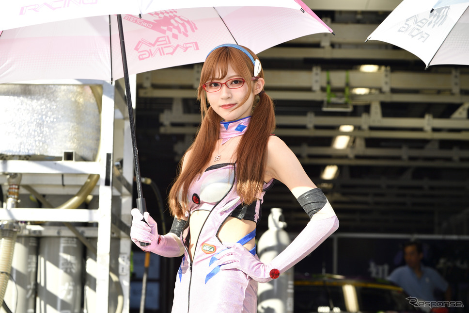 鈴鹿10時間耐久レースのレースクイーン《撮影 雪岡直樹》