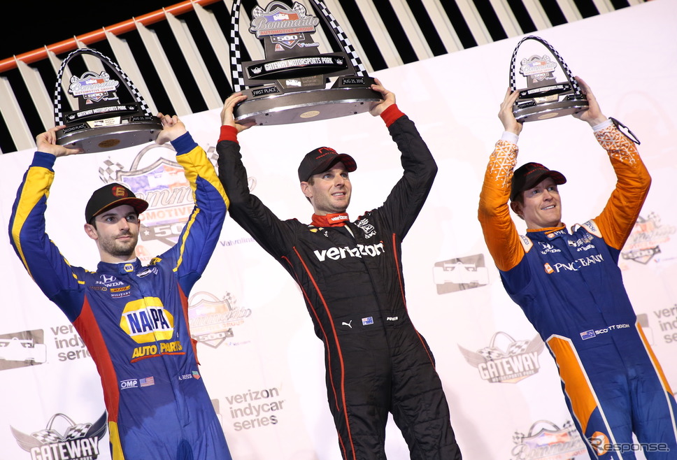 左から2位ロッシ、優勝パワー、3位ディクソン。《写真提供 INDYCAR》