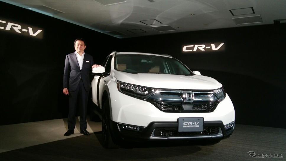 ホンダの寺谷公良執行役員とCR-V《撮影 池原照雄》