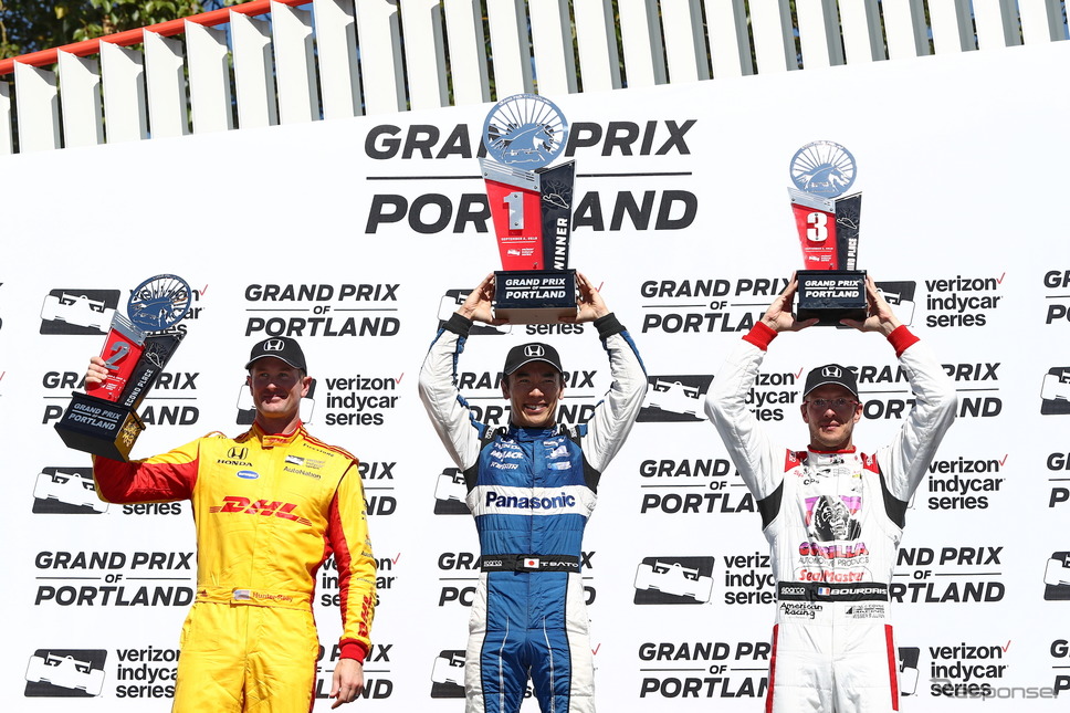 左から2位ハンターレイ、優勝の佐藤琢磨、3位ブルデー。《写真提供 INDYCAR》