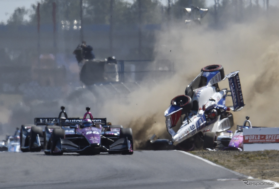 1周目の多重アクシデント。《写真提供 INDYCAR》