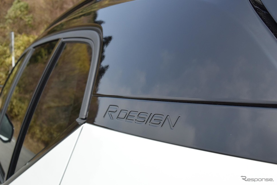 リアピラーにあしらわれたR-DESIGNの文字。《撮影 井元康一郎》