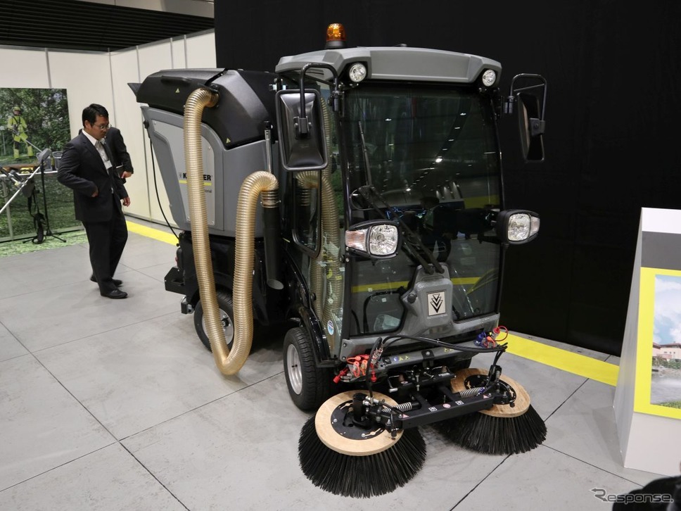 小型のシティークリーナー。アタッチメントを変えれば除草、除雪などにも使える《撮影 中尾真二》
