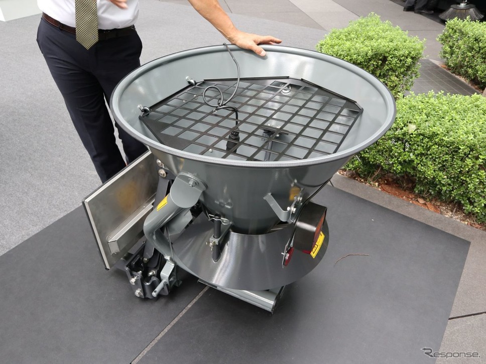 融雪剤等の散布機。前にプラウなどをつけ、後ろにこれを装着すれば除雪と融雪・凍結防止ができる≪撮影:中尾真二≫