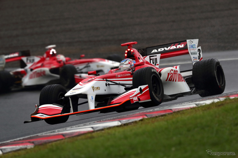 決勝5位の#3 キャシディ(後方は6位の#4 山下健太)。《写真提供 TOYOTA》