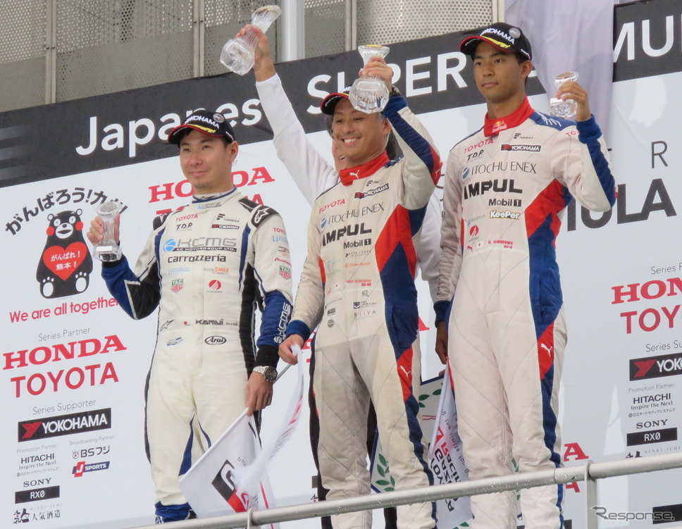 左から2位の可夢偉、優勝の関口、3位の平川(関口の後方に星野一義監督)。《撮影 遠藤俊幸》