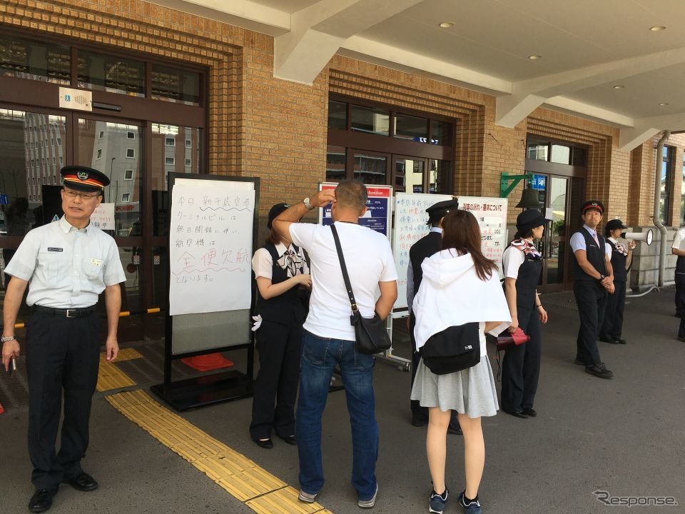 地震発生当日に閉鎖された小樽駅では、JR北海道社員が駅頭で案内に努めていた。《撮影 佐藤正樹》