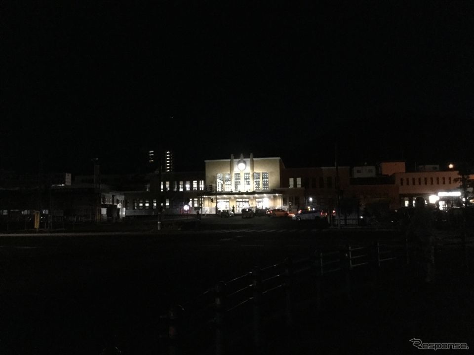 9月6日夜には電気が灯った小樽駅。《撮影 佐藤正樹》