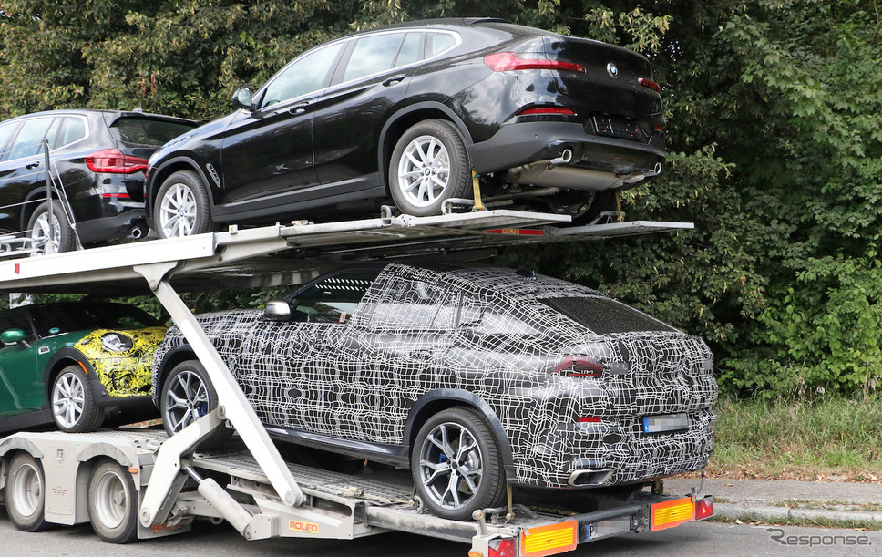 BMW X6 新型(下)とX4(上)。サイズの違いがよくわかる《APOLLO NEWS SERVICE》
