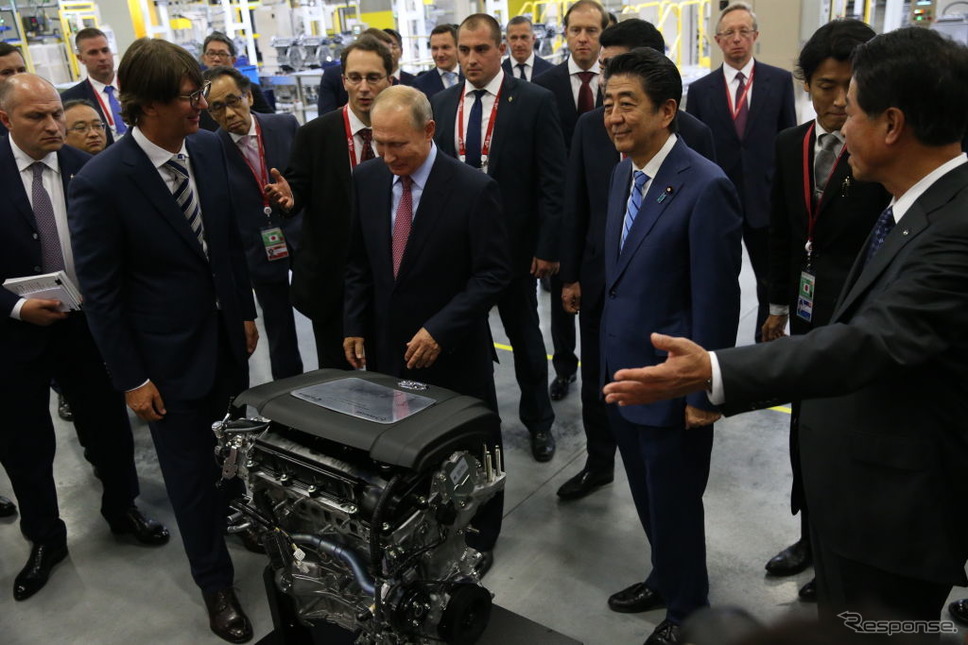 マツダとの合弁工場を視察するロシアのプーチン大統領と日本の安倍首相　(c) Getty Images