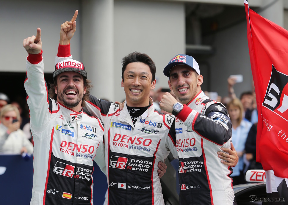 優勝した8号車の(左から)アロンソ、中嶋、ブエミ。《写真提供 TOYOTA》