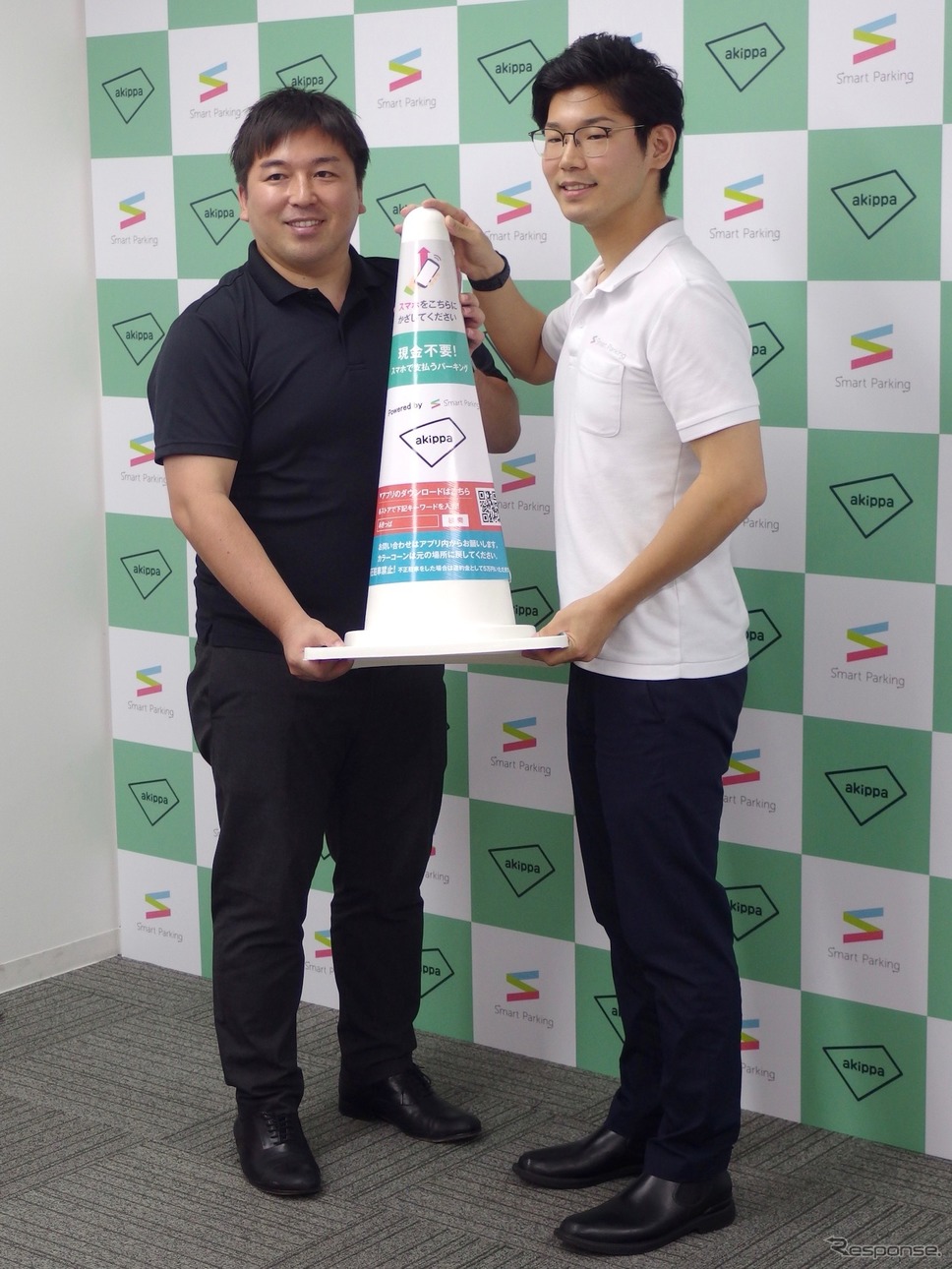 akippaの金谷社長(左)とシードの吉川代表取締役。手にしているのがビーコーン。