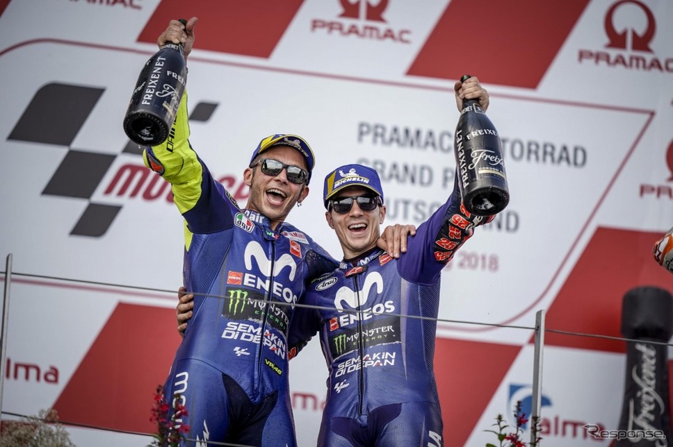 Movistar Yamaha MotoGPのロッシ選手（向かって左）とビニャーレス選手