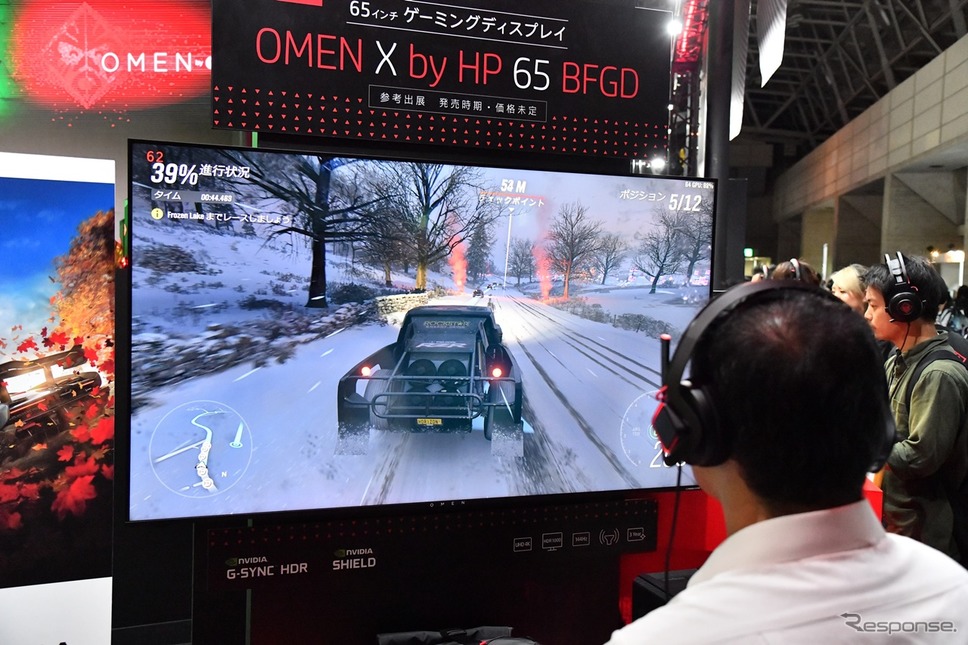 雪といっても舞い上がる雪とクルマの窓につく雪など微妙な変化がとにかくリアルだ。撮影 重田信哉