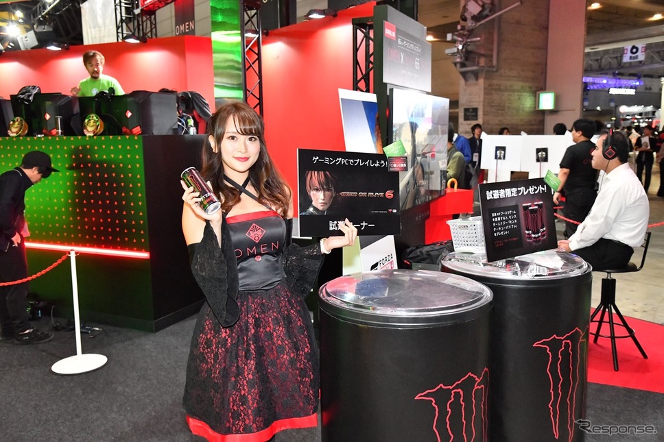 ゲームの体験をした人にはエナジードリンクモンスターがプレゼントされる。撮影 重田信哉