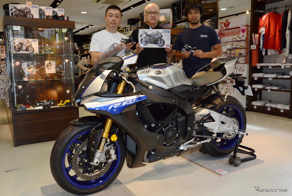 ヤマハR1Mとともに《撮影 古庄速人》