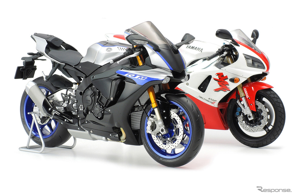 タミヤでは初代R1(右)も1998年にプラモデル化。現在も販売中だ
