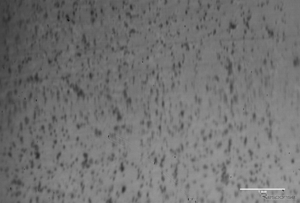 吸水剤ありのゴムを特殊試験機で撮影した接地面の画像。ゴムは黒い部分（真実接触部）が増加しており、吸水剤の周囲で真実接触することがわかる。