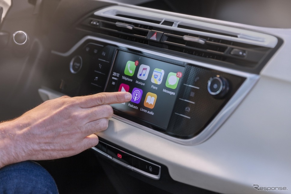 シトロエン グランドC4スペースツアラー。Apple CarPlayに対応し、インフォテイメント機能やサードパーティーナビアプリの使用が可能に。