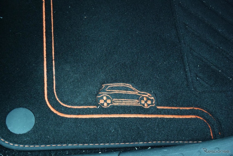 フロアマットにトゥインゴGTの刺繍があしらわれているのがなかなかお洒落だった。《撮影 井元康一郎》
