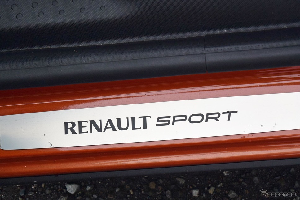 スカッフプレートにRENAULT SPORTの文字が。《撮影 井元康一郎》