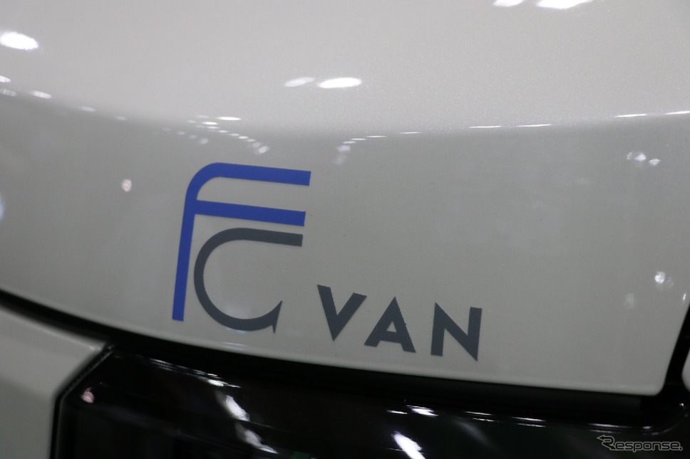 FC-VAN。フィッシングキャンパーの略。Cの文字は釣り針の形状に。《撮影 中込健太郎》