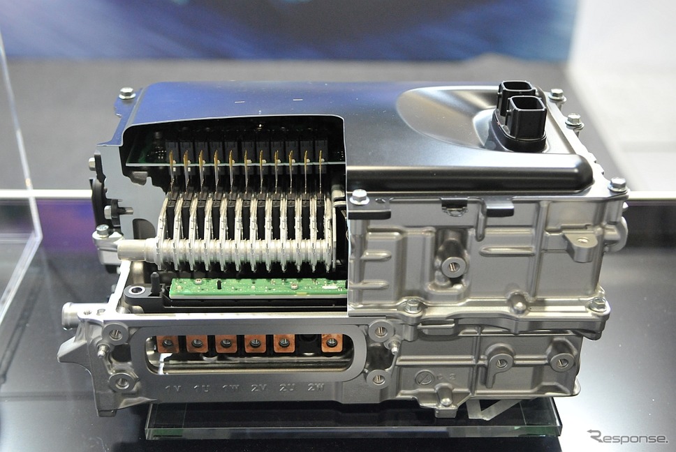 EVS31 デンソーブース。両面積層冷却器が採用されたインバーター