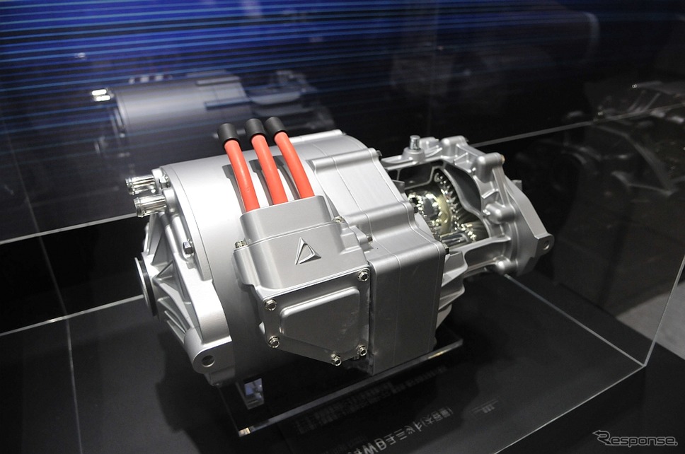 目下開発中の電気式4WDユニット「eAxle」(大容量タイプ)。写真左側に冷却水の出入り口が見える。