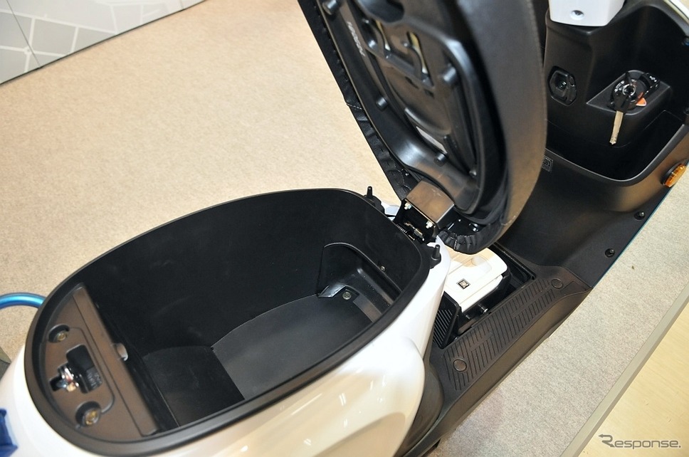 シート下にはフルフェイスヘルメットが入る収納スペースがあり、ここにも交換用バッテリーを3個積むことができる。